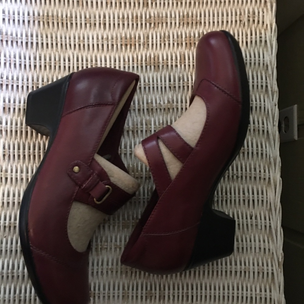 Clarks Burgundy Leather Refined Tailored Mary Jane Low Heels size 6 Wide - Picture 4 of 7